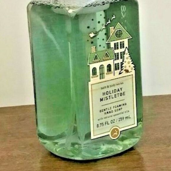 NEW BATH AND BODY WORKS FOAMING HAND SOAP ~ HOLIDAY MISTLETOE - Picture 1 of 3
